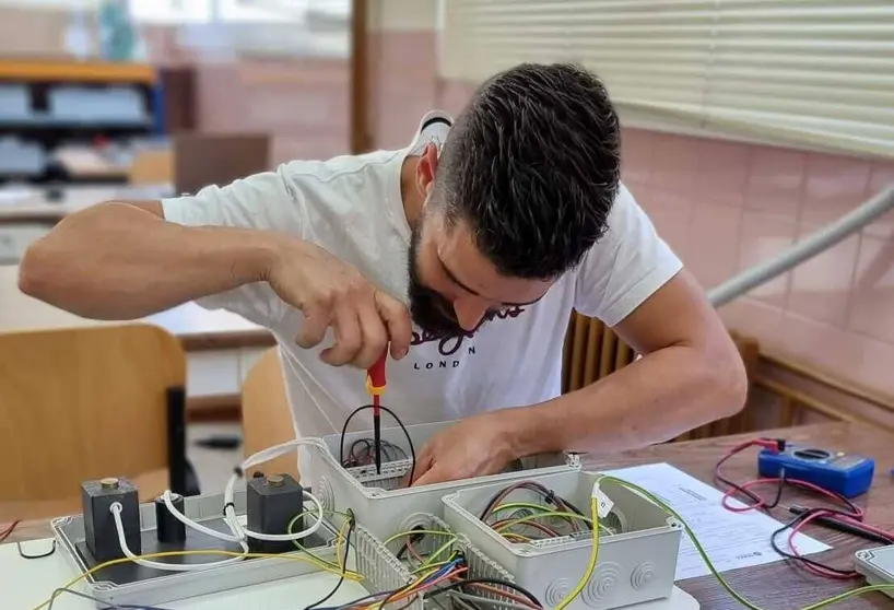 Uno de los candidatos, pasando las pruebas de certificación para trabajar en el sector de ascensores.