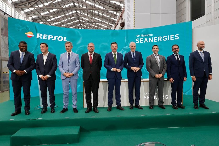 Autoridades en la firma del acuerdo entre Repsol y Navantia Seaenergies, en la Fábrica de Turbinas de Ferrol.