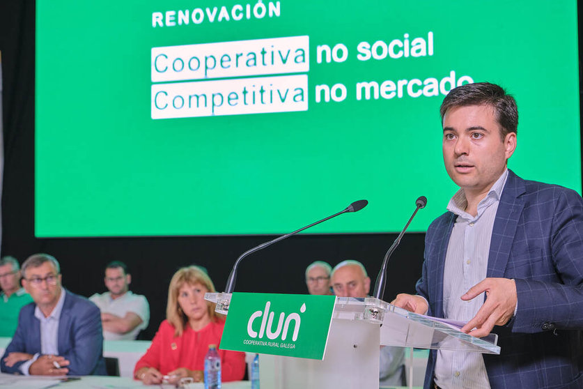 Juan Gallástegui, director general de CLUN se dirige a los socios en la asamblea.