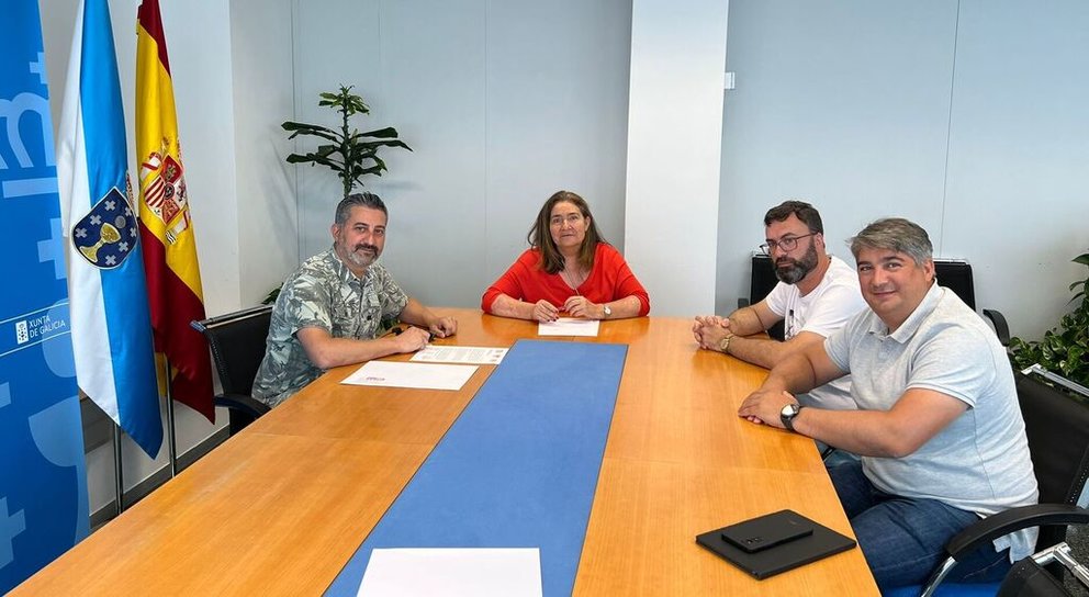 Os responsables de Industria da CIG, CCOO e UGT, reunidos coa secretaria territorial da Xunta en Vigo.