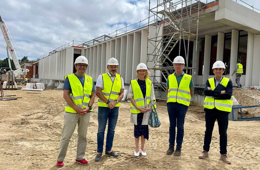 Visita de Mabel Loza al visita al Centro de Servicios Innovadores para Empresas Biotecnológicas junto a directivos de la AAET y el arquitecto.