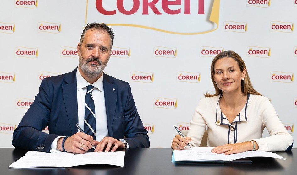 l director territorial de ABANCA en Ourense, Rubén Saavedra, y la vicepresidenta del Grupo Coren, María Gómez-Franqueira, durante la firma.