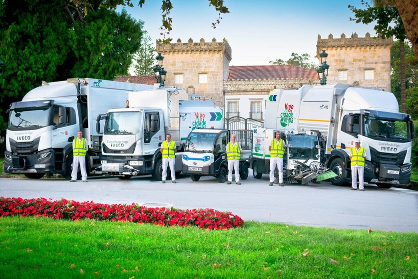 Vehículos y miembros de la plantilla de FCC Medio Ambiente que trabajarán en el servicio de recogida de residuos de Vigo.