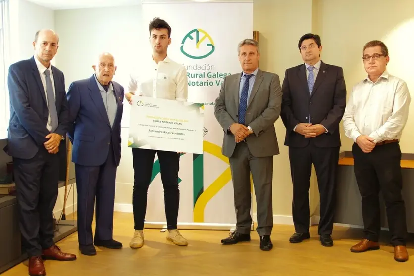 El becado, Alexandre Rico, con el presidente de la Fundación Caixa Rural Galega Tomás Notario Vacas y miembros del patronato.