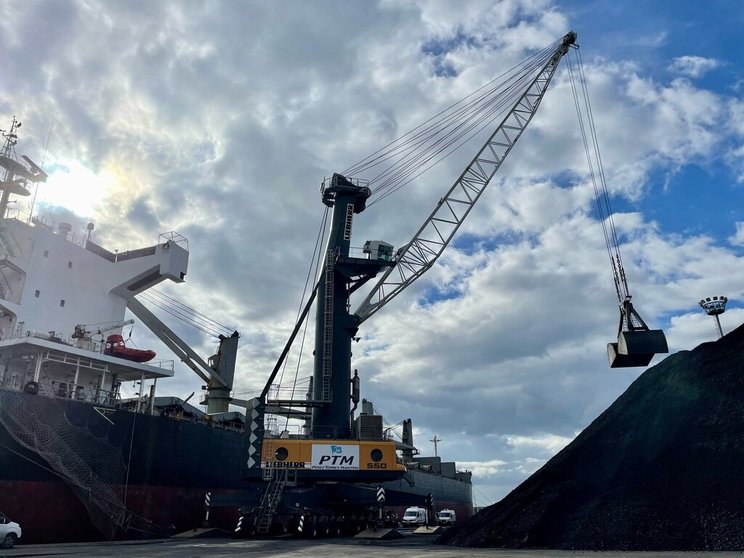La nueva grúa de Pérez Torres Marítima llegó a Punta Langosteira procedente del puerto de Amsterdam en un buque roro.