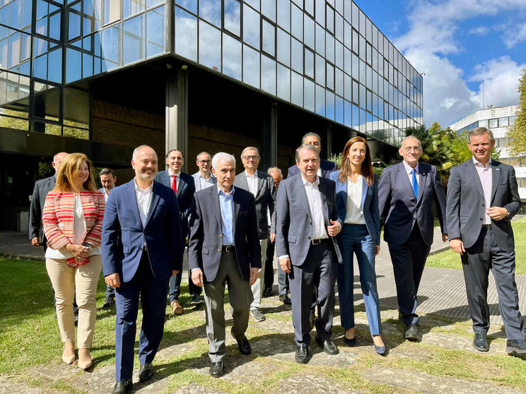 Inversores y promotores de SPARC, junto a los representantes gubernamentales, en la visita al edificio de López Mora, en Vigo