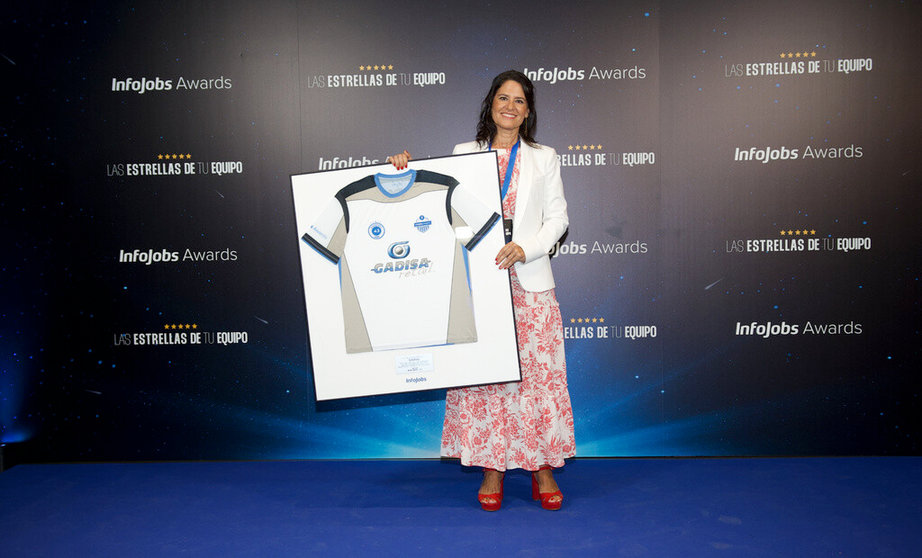 Patricia Guitián Valeiro, responsable de Formación y Selección de GADISA retail recogiendo el premio.