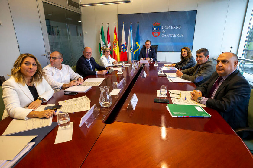 La conselleira do Mar, Rosa Quintana (4ª por la izq.) con los responsables de pesca de los gobiernos de Cantabria, País Vasco, Asturias y Andalucía.