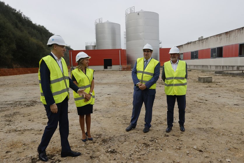 El vicepresidente primero y la delegada de la Xunta en Ferrol en los terrenos de la planta de IFFE Biotech en As Somozas.