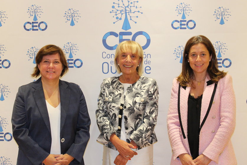 Dora Casal, directora ejecutiva de Roberto Verino, Marisol Novoa, presidenta de la CEO, y Paqui García, responsable de ViaTextil.