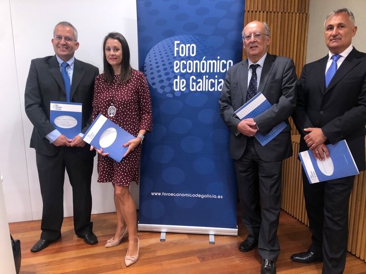Miembros del Foro Económico de Galicia presentando el informe de coyuntura en Santiago.
