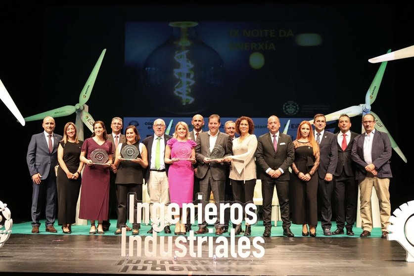 Galardonados con los Premios Galicia de Energía 2022 y miembros del ICOIIG en la gala celebrada en Ourense.