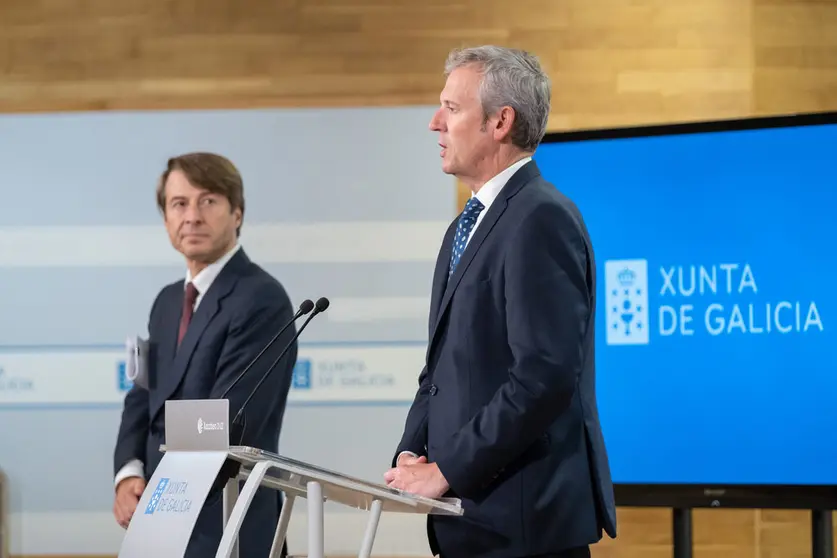 O presidente da Xunta, Alfonso Rueda (en primeiro termo), xunto ao conselleiro de Facenda, Miguel Corgos, durante a rolda de prensa posterior á reunión extraordinaria do Consello da Xunta. San Caetano, Santiago de Compostela, 18/10/22.