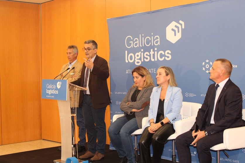 Iago Domínguez, gerente del Clúster da Función Loxística de Galicia, interviniendo en la jornada.
