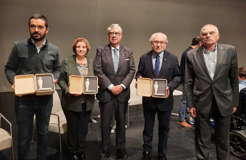 Representantes de las empresas premiadas con los presidentes de la CEG (centro) y Cegasal (derecha).