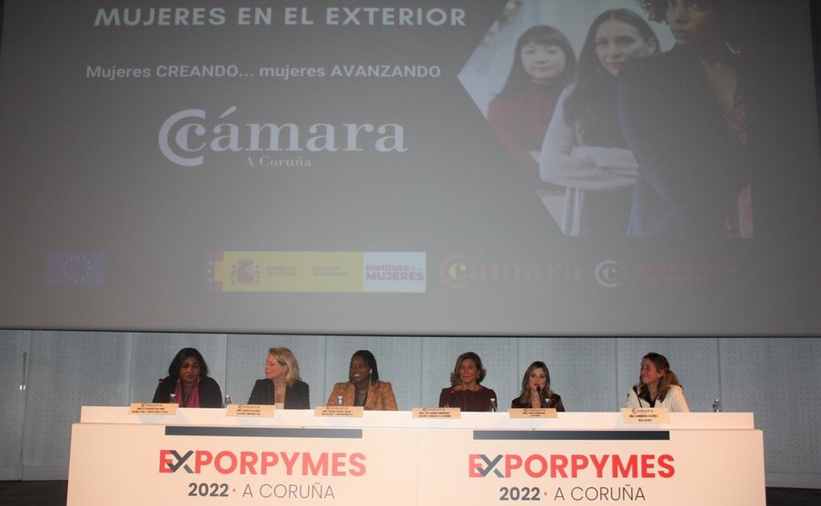 Las seis ponentes en la jornada sobre mujeres en el exterior organizada por la Cámara coruñesa.
