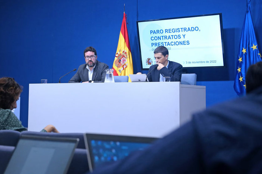 Joaquín Pérez Rey y Borja Suárez presentan los datos de paro y afiliación correspondientes al mes de octubre./MITES.
