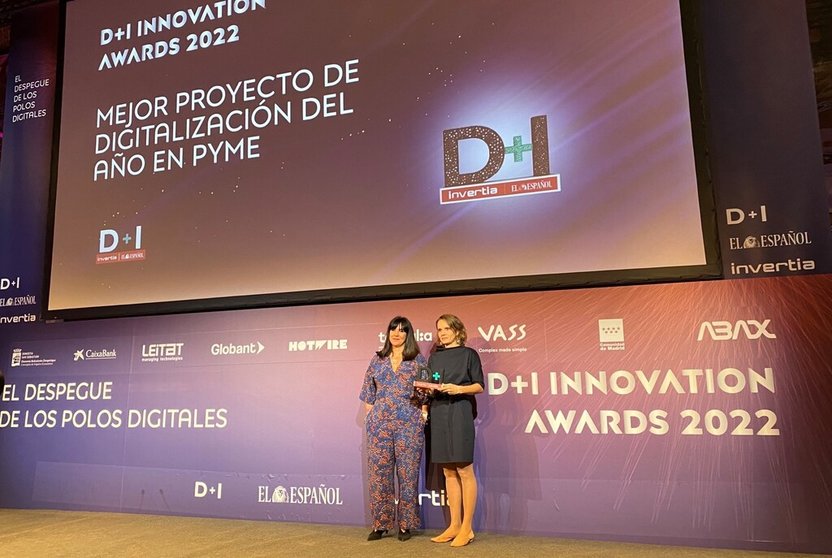 Helena Peñas recogió el galardón de Norvento en la gala de los D+I Innovation Awards 2022.