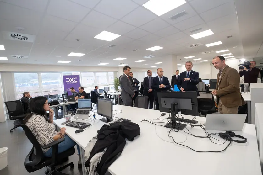 El presidente de la Xunta, Alfonso Rueda, durante la visita a la nueva sede del CEIN de DXC en Santiago./D.CABEZÓN. XUNTA DE GALICIA.