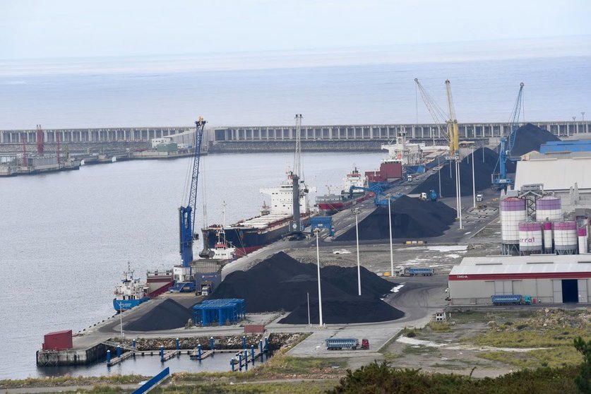 Operativa de carga y descarga en el Puerto Exterior de A Coruña.