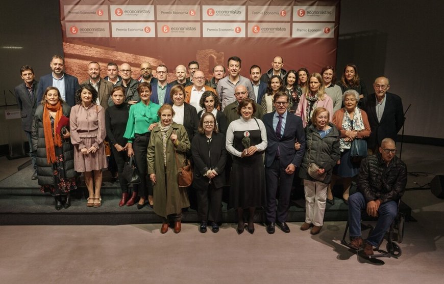 Carmen Lence (centro primera fila) recogió el galardón del Consello Galego de Economistas al Grupo Lence.
