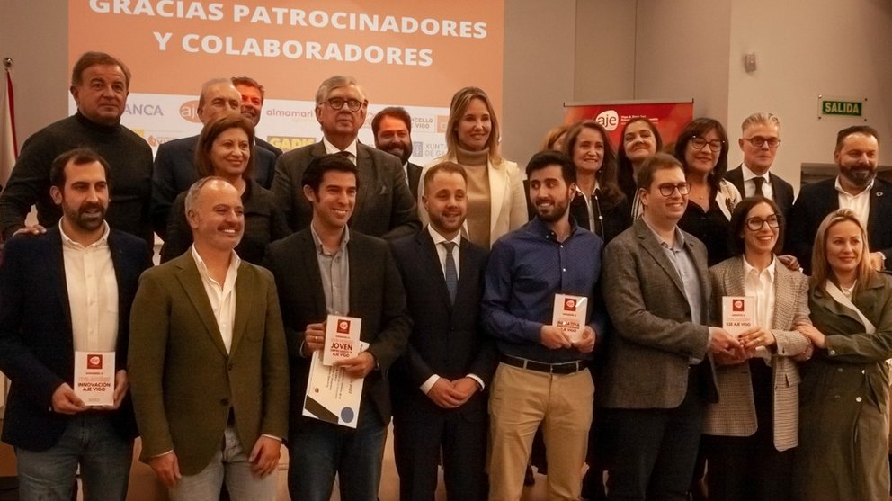 Foto de familia de galardonados con los Premios AJE Vigo y autoridades.