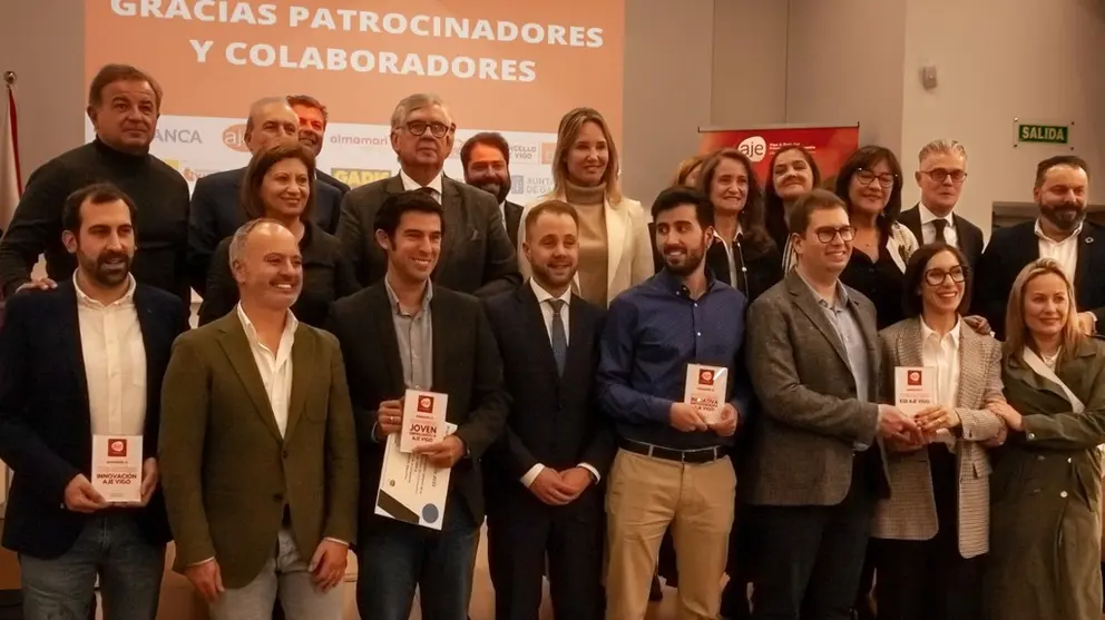 Foto de familia de galardonados con los Premios AJE Vigo y autoridades.