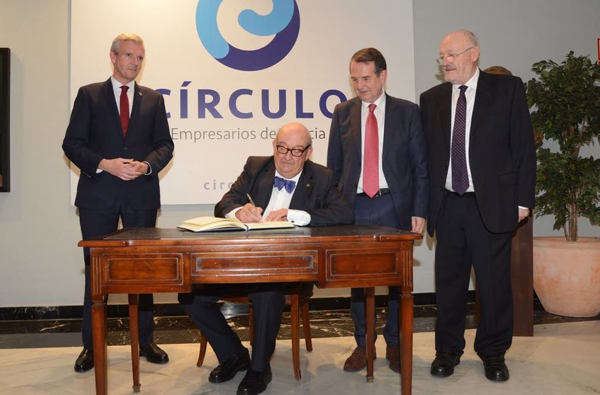 José María Fonseca firma en el libro del Círculo de Empresarios de Galicia en presencia del presidente de la Xunta, el alcalde de Vigo y el presidente del Círculo.