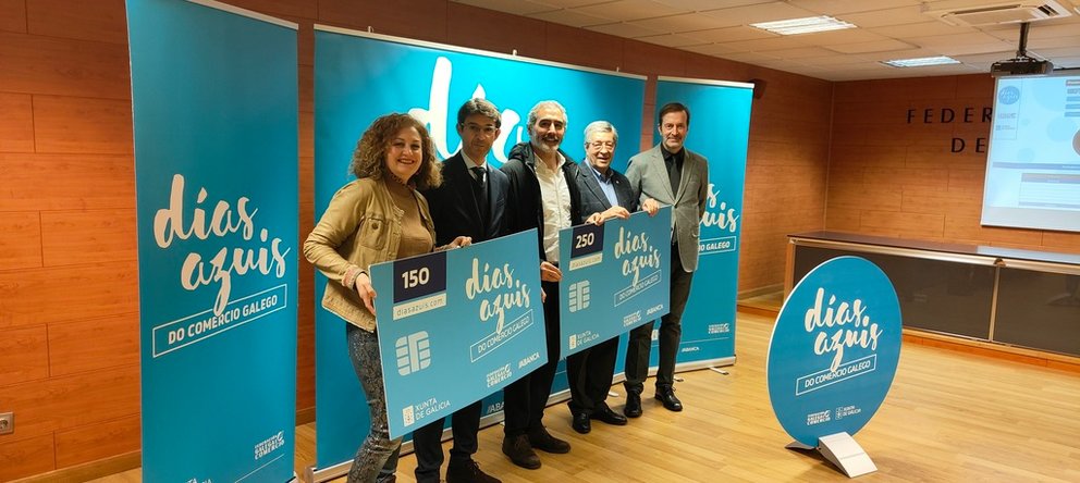 Representantes da Xunta, Federación Galega de Comercio e Abanca, no sorteo da campaña "Días azuis do comercio galego".