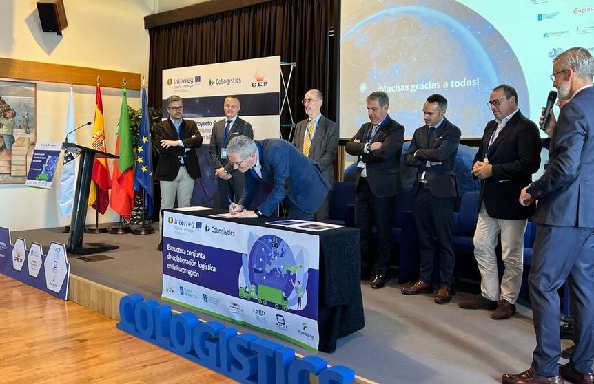 Los socios de CoLogistics firmando el protocolo para crear la primera estructura de colaboración logística de la Eurorregión.