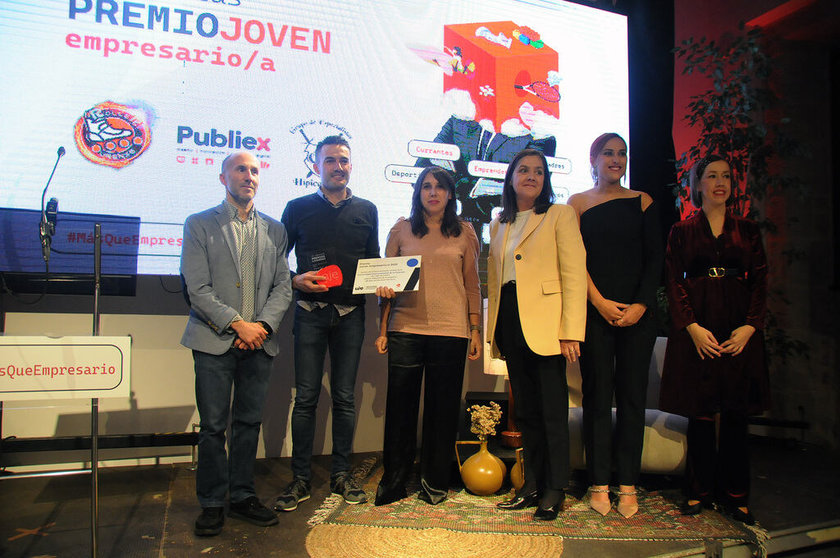 El Premio Joven Empresario, José Blanco (2º por la izq.) con autoridades y miembros de AJE Ourense.
