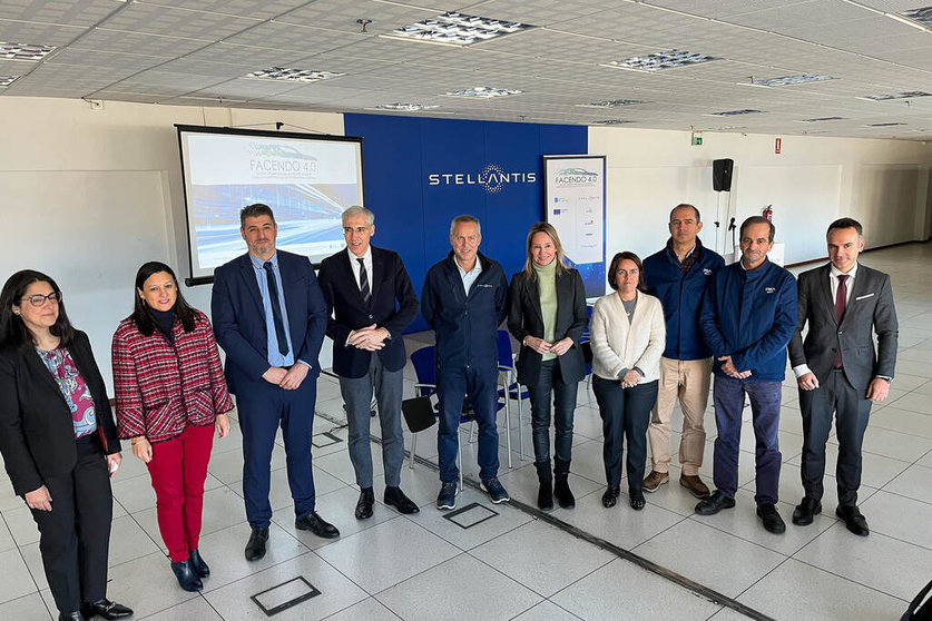 Socios del proyecto Facendo 4.0, junto al vicepresidente primero de la Xunta, en las instalaciones de Stellantis Vigo.