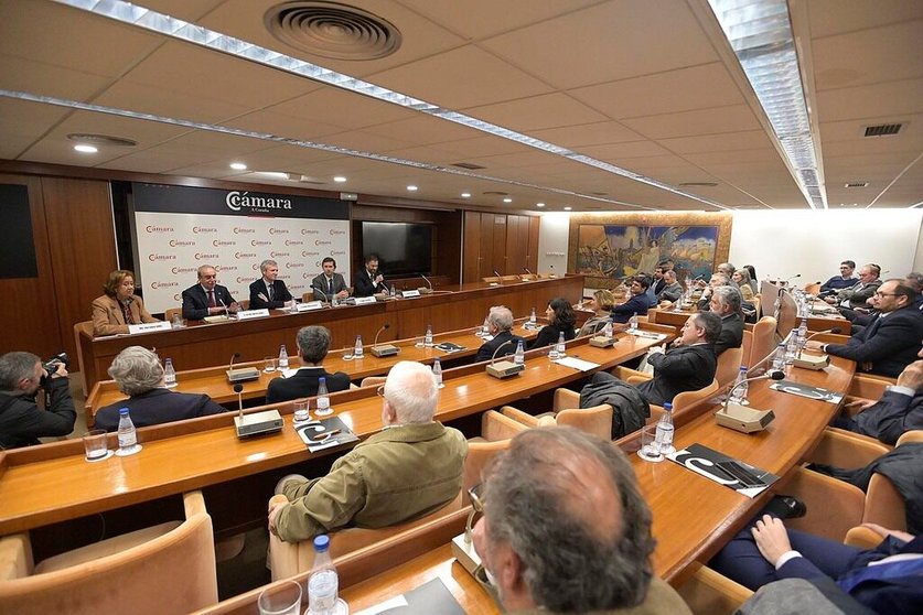 Alfonso Rueda participó en una reunión del pleno de la Cámara de A Coruña.