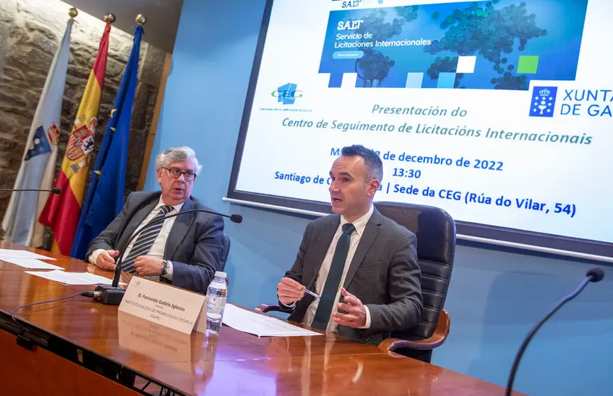 Juan Manuel Vieites, presidente de la CEG, y Fernando Guldrís, director del Igape, presentando el centro de seguimiento de licitaciones internacionales.