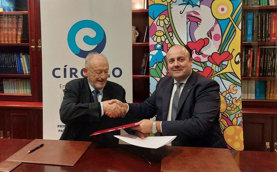 Manuel Rodríguez, del Círculo, y Alfredo Ramos, de R, firmaron la renovación del patrocinio.