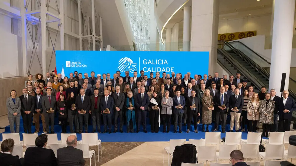 O presidente da Xunta, Alfonso Rueda, acompañado do conselleiro do Medio Rural, José González, e da conselleira do Mar, Rosa Quintana, participa no acto de celebración do 25 aniversario da creación do distintivo Galicia Calidade. Museo Gaiás, Santiago de Compostela 14/12/22.