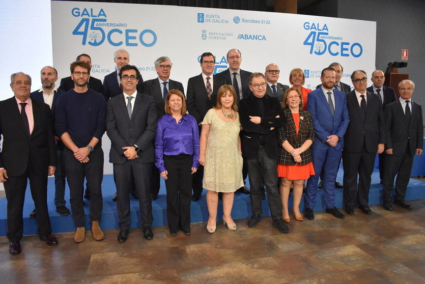 Autoridades y representantes de las empresas premiadas, en el 45º aniversario de la CEO.
