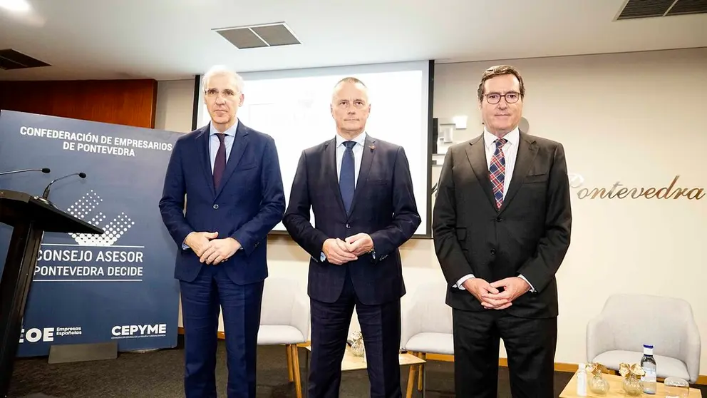 El vicepresidente primero de la Xunta, Francisco Conde, el presidente de la CEP, Jorge Cebreiros y el presidente de CEOE, Antonio Garamendi.