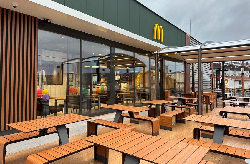 Terraza del nuevo McDonald's de Ourense.