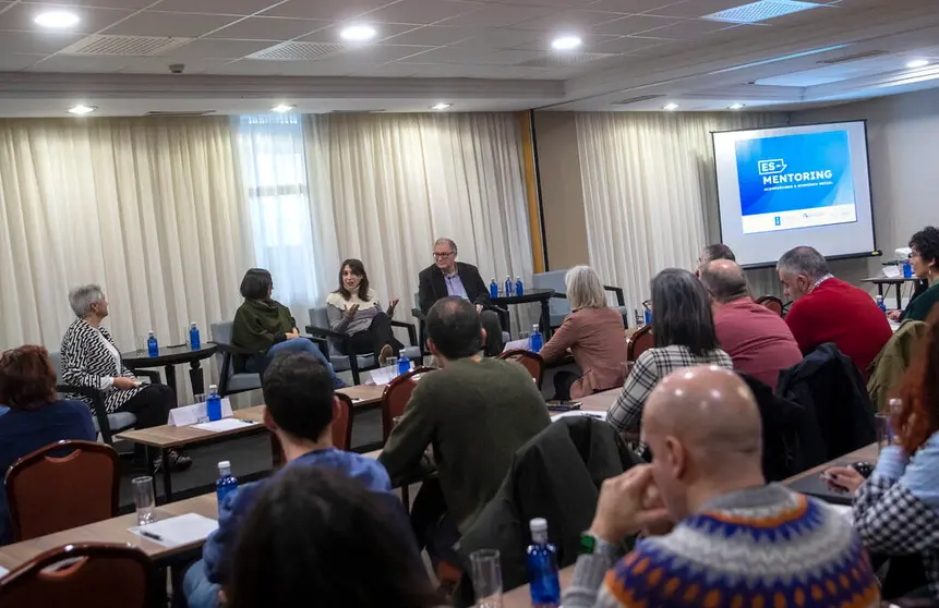 A conselleira de Promoción do Emprego e Igualdade, María Jesús Lorenzana, participa na xornada de resultados da iniciativa Es-Mentoring acompañando á economía social.