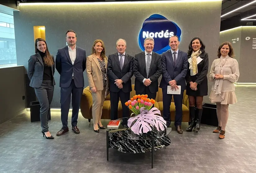 Jordi Sevilla, cuarto por la dcha., con parte de la Junta Directiva de Nordés y Juan Carlos Ramos, tercero por la dcha.,
socio en Galicia de PriceWaterhouseCoopers, empresa patrocinadora del evento-