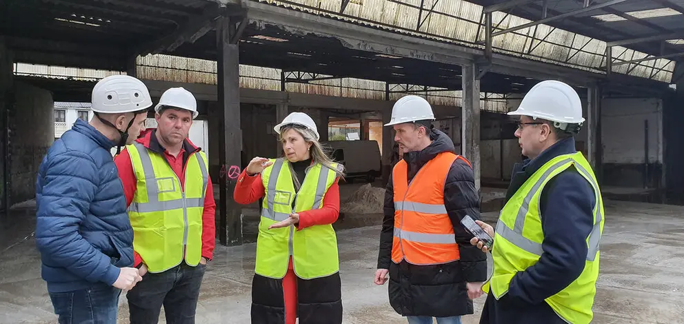 La alcaldesa de Vimianzo visitó las obras del nuevo Eroski City, junto al promotor y al director de Expansión y Franquicia de Vegalsa-Ersoki.