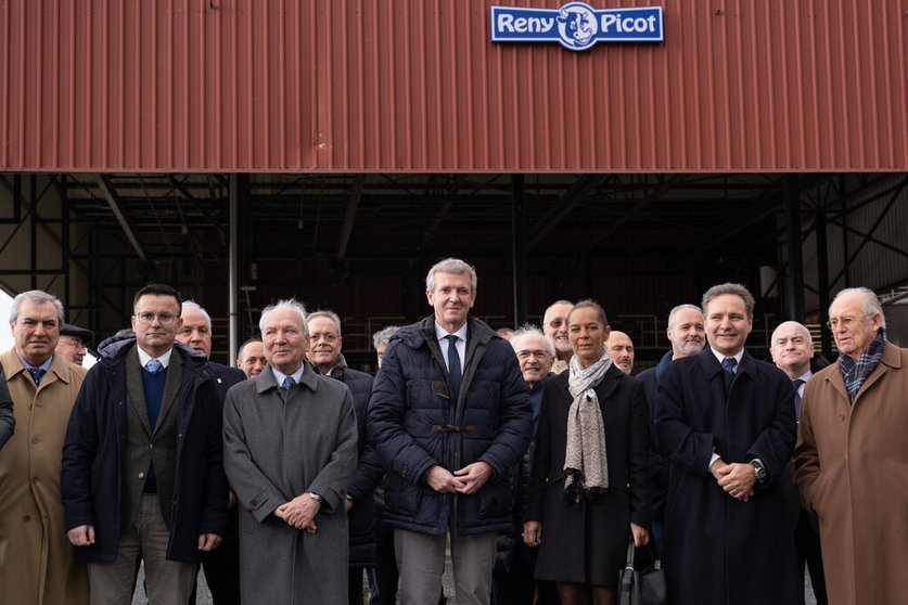 El presidente de la Xunta visitó las nuevas instalaciones de Reny Picot en Outeiro de Rei./DAVID CABEZÓN.