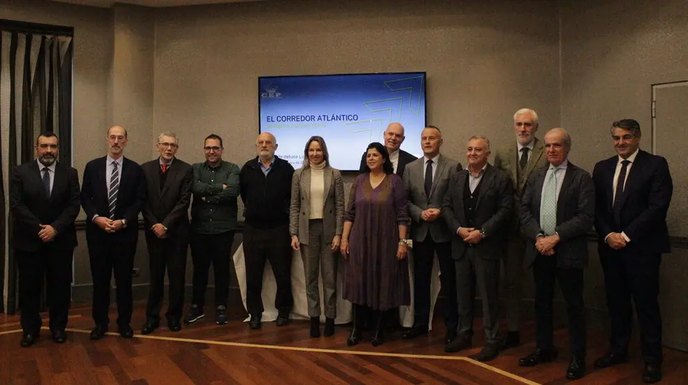 Asistentes al Club de Debate de Lodidigal que tuvo como invitado a Jorge Cebreiros, presidente de la CEP.