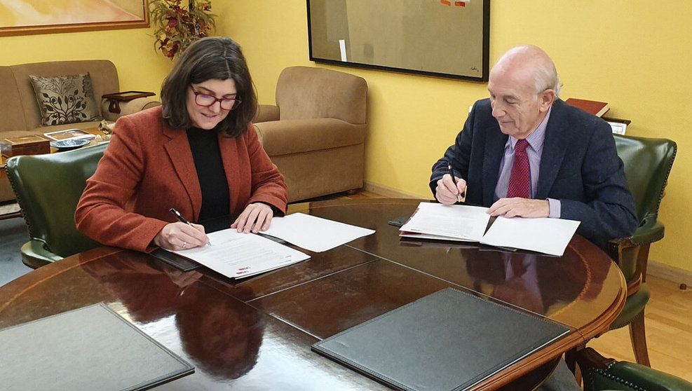 Sandra López, directora de IFFE Business School, y Antonio Fontenla, presidente de la CEC, rubricaron el protocolo.