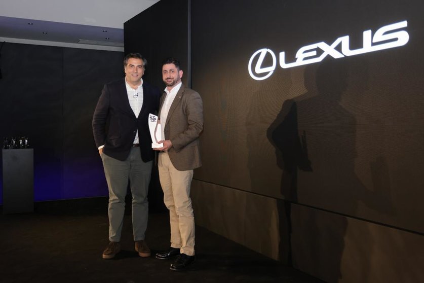 Miguel Carsi, presidente & CEO de Toyota y Lexus España ha entregado el Premio Europeo Kiwami 2022 a Pablo Conde, director comercial y jefe de ventas de Lexus Breogán Galicia.