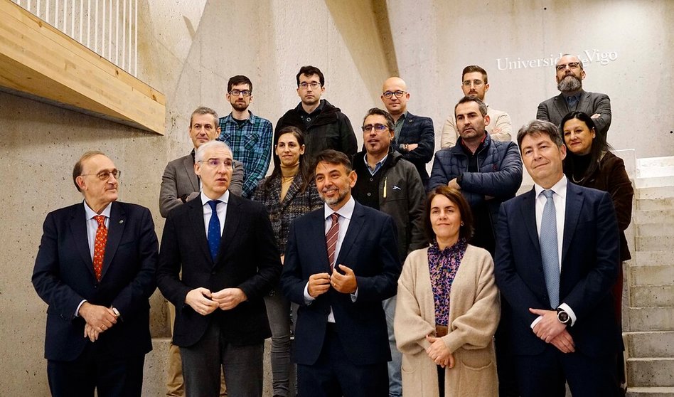 Foto de familia de las autoridades e investigadores implicados en el convenio entre la UVigo y Telespazio.