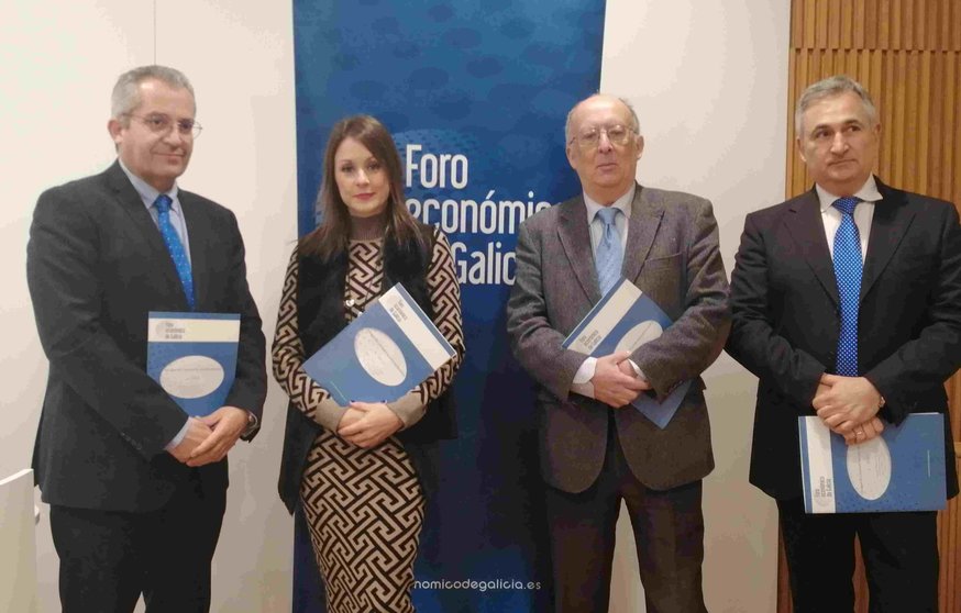 La gerente del Foro Económico de Galicia, Lucía Ferreira,con los autores del informe, Patricio Sánchez, Fernando González Laxe y José Francisco Armesto.