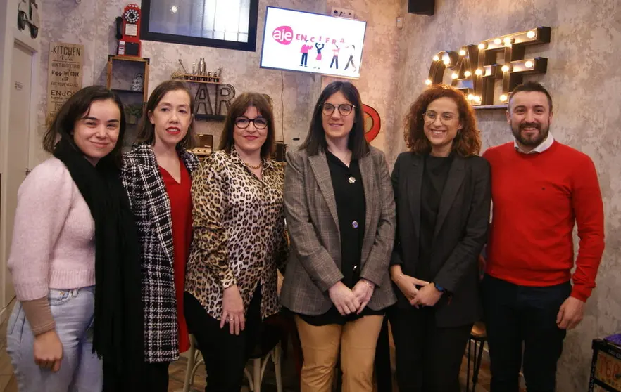 Parte de la directiva de AJE Ourense, con su presidenta, Nuria Iglesias (2ª por la der.)./P.L.