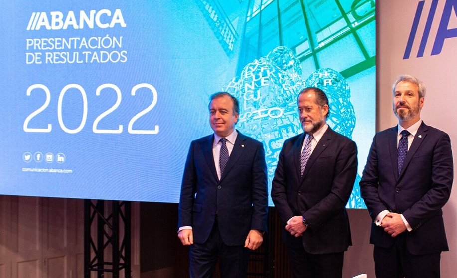 Francisco Botas, consejero delegado de Abanca, Juan Carlos Escotet Rodríguez, presidente, y Alberto de Francisco, director general financiero.